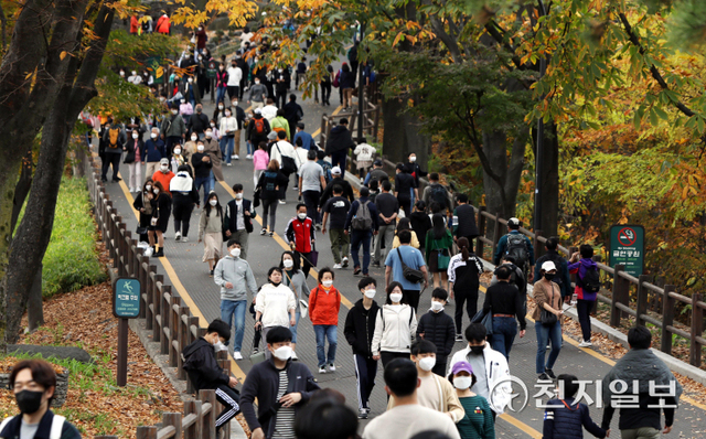 [천지일보=남승우 기자] ‘단계적 일상회복(위드 코로나)’ 1단계 시행 후 첫 주말이자 겨울의 시작을 알리는 절기 입동인 7일 서울 남산을 찾은 시민들이 가을을 만끽하고 있다.이날 기상청은 서울의 낮 기온은 21도 안팎까지 오르면서 30년 만에 가장 온화한 입동이 될 것으로 예상했다. 지금까지 입동 당일 최고기온을 기록한 해는 2009년이다. 당시 서울의 최고기온은 20도였다. ⓒ천지일보 2021.11.7