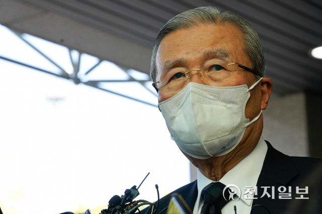 [천지일보=남승우 기자] 김종인 전 국민의힘 비상대책위원장이 27일 서울 종로구 서울대병원 장례식장에 마련된 노태우 전 대통령 빈소로 조문을 마친 뒤 나와 취재진의 질문에 답하고 있다. 노 전 대통령은 지난 26일 향년 89세를 일기로 사망했다. (사진공동취재단) ⓒ천지일보 2021.10.27