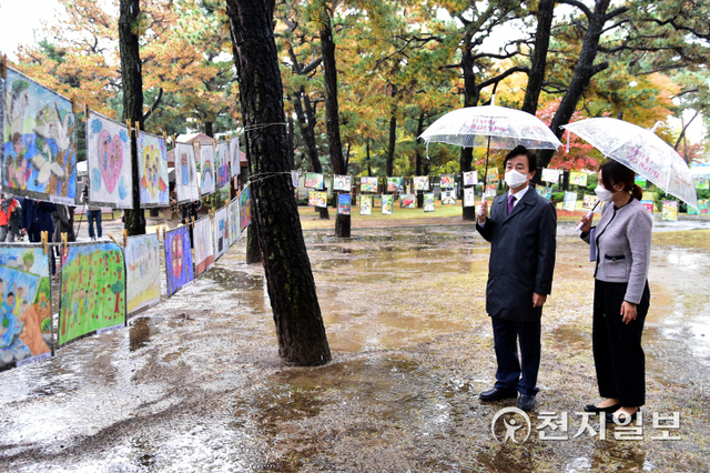8일 조규일 진주시장(왼쪽)이 상평동(동장 박경림, 오른쪽) 송림공원을 방문해 전시회를 둘러보고 있다. (제공: 진주시) ⓒ천지일보 2021.11.8