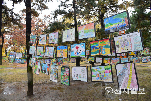 8일 진주시 상평동 송림공원에 미술작품 공모전에 출품된 작품들이 전시돼 있다. (제공: 진주시) ⓒ천지일보 2021.11.8