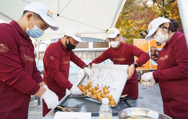 교촌치킨 임직원들이 4일 대구광역시 달서구에 위치한 대한교육문화원 지역아동센터에서 치킨 나눔 활동을 진행하고 있다. (제공: 교촌에프앤비㈜)