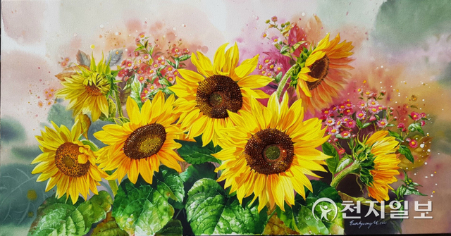 해바라기는 부를 상징한다고 해서 많은 이들의 사랑을 받고 있는 꽃이다. 해바라기 씨를 큐빅으로 붙임으로써 결실이 더욱 반짝이기를 희망하는 마음을 표현해 보았다. (제공: 민은경 서양화가) ⓒ천지일보 2021.11.8