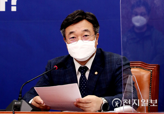 [천지일보=박준성 기자] 더불어민주당 윤호중 원내대표가 18일 서울 여의도 국회에서 열린 최고위원회의에서 발언하고 있다. (제공: 민주당) ⓒ천지일보 2021.10.18