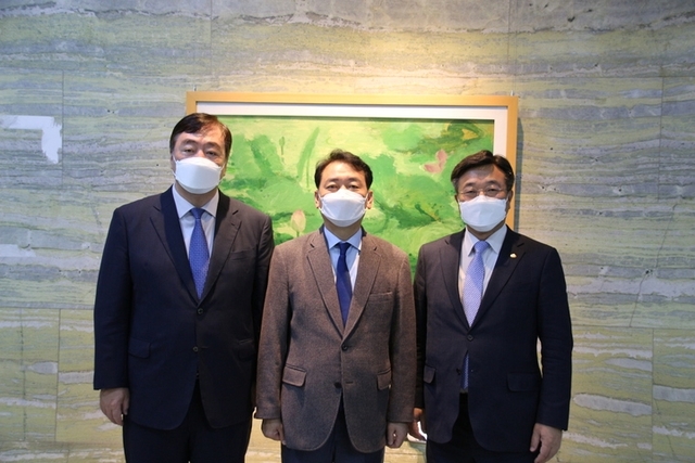윤호중 더불어민주당 원내대표가 8일 싱하이밍 주한 중국대사와 면담을 가졌다. 왼쪽부터 싱하이밍 대사, 이광재 국회 외교통일위원장, 윤호중 원내대표. (제공: 더불어민주당)