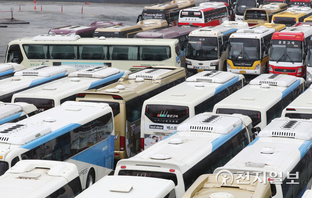 [천지일보=남승우 기자] 경유(디젤) 차량에 쓰이는 요소수 품귀 현상이 이어지고 있는 8일 서울 서초구 서울고속버스터미널에 차량들이 주차돼 있다.한편 정부는 ‘촉매제(요소수) 및 그 원료인 요소 매점매석행위 금지 등에 관한 고시’를 법제처 및 규제 심사 등을 거쳐 이날부터 시행하며, 매점매석 행위 적발시 3년 이하의 징역 또는 1억원 이하의 벌금에 처한다는 방침이다. ⓒ천지일보 2021.11.8