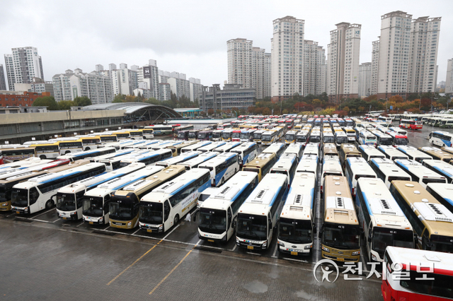 [천지일보=남승우 기자] 경유(디젤) 차량에 쓰이는 요소수 품귀 현상이 이어지고 있는 8일 서울 서초구 서울고속버스터미널에 차량들이 주차돼 있다.한편 정부는 ‘촉매제(요소수) 및 그 원료인 요소 매점매석행위 금지 등에 관한 고시’를 법제처 및 규제 심사 등을 거쳐 이날부터 시행하며, 매점매석 행위 적발시 3년 이하의 징역 또는 1억원 이하의 벌금에 처한다는 방침이다. ⓒ천지일보 2021.11.8