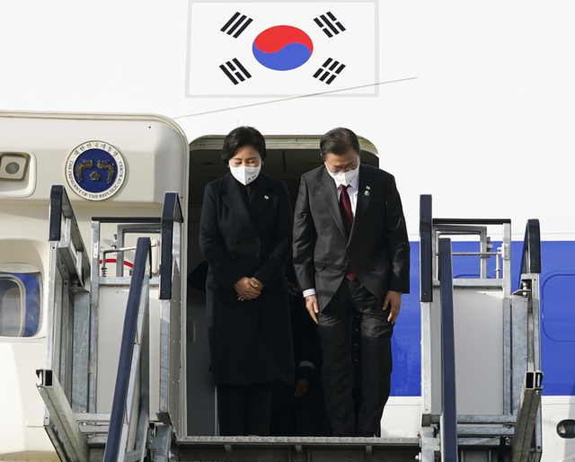 [글래스고=뉴시스] 문재인 대통령과 김정숙 여사가 COP26 정상회의 참석을 마치고 헝가리 국빈 방문을 위해 2일(현지시간) 영국 글래스고 국제공항에 도착해 공군1호기에 올라 환송 인사에게 인사하고 있다. 2021.11.02.