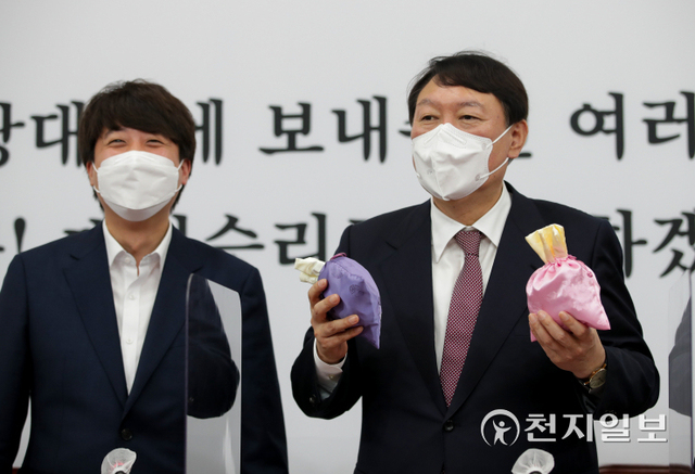 [천지일보=박준성 기자] 국민의힘 윤석열 대선후보가 8일 서울 여의도 국회에서 열린 최고위원회의에서 이준석 대표에게 비단주머니를 받고 있다. ⓒ천지일보 2021.11.8
