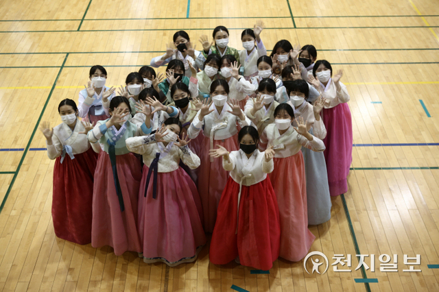 전국 최초로 생활한복을 교복으로 채택한 학교인 진주삼현여고 학생들. (제공: 진주시) ⓒ천지일보 2021.11.9