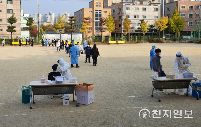 천안시가 3일 초등학교에 이동 선별검사소를 설치하고 학생들을 대상으로 코로나19 진단검사를 하고 있다. (제공: 천안시) ⓒ천지일보 2021.11.9