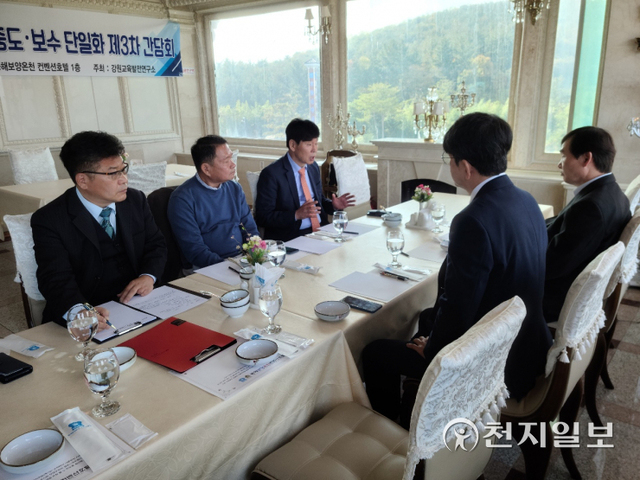 6일 강원 동해시 망상 컨벤션호텔에서 강원교육발전연구소 개최로 강원 중도·보수 교육감 후보 단일화를 위한 3차 간담회가 열리고 있다. ⓒ천지일보 2021.11.9