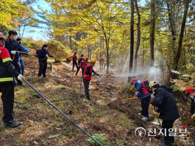 진주시 명석면사무소가 9일 덕곡리 일대에서 올해 선발된 산불방지원과 산불 모의훈련을 펼치고 있다. (제공: 진주시) ⓒ천지일보 2021.11.9