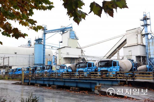 [천지일보=남승우 기자] 요소수 품귀 현상이 이어지고 있는 9일 오후 서울 시내의 한 레미콘 공장에 레미콘 차량들이 주차돼 있다.석탄에서 추출한 요소로 구성되는 요소수는 건설현장에서 레미콘, 크레인, 굴삭기, 롤러 등 중장비에 사용된다. 최근 중국이 요소수 원료인 요소의 수출 제한 조치를 시행하며 공급난이 수개월 지속될 것이라는 전망이 나온다. ⓒ천지일보 2021.11.9