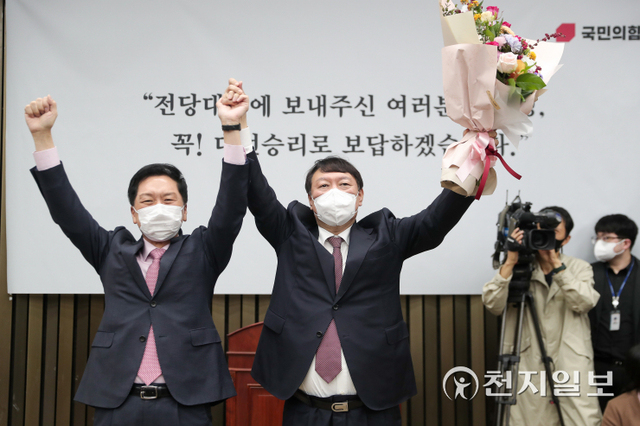 [천지일보=박준성 기자] 국민의힘 윤석열 대선후보가 8일 서울 여의도 국회에서 열린 현안 관련 보고를 위한 의원총회에서 김기현 원내대표와 손들어 인사하고 있다. ⓒ천지일보 2021.11.8