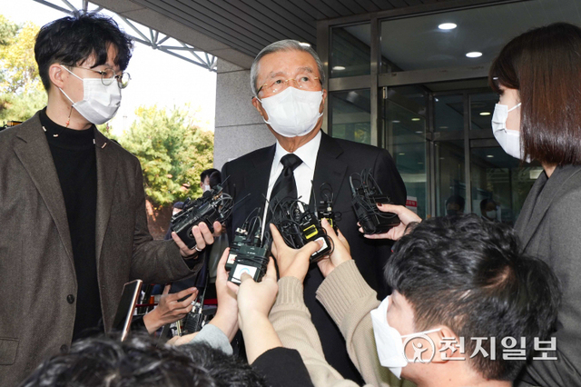 [천지일보=남승우 기자] 김종인 전 국민의힘 비상대책위원장이 27일 서울 종로구 서울대병원 장례식장에 마련된 노태우 전 대통령 빈소로 조문을 마친 뒤 나와 취재진의 질문에 답하고 있다. 노 전 대통령은 지난 26일 향년 89세를 일기로 사망했다. (사진공동취재단) ⓒ천지일보 2021.10.27