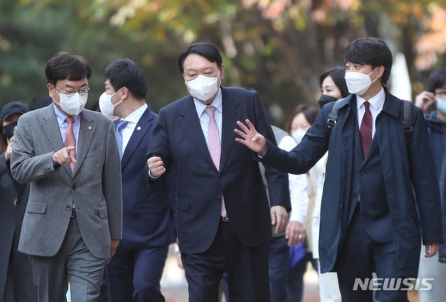 국민의힘 이준석 대표와 윤석열 대선후보가 6일 오후 서울 마포구의 한 음식점에서 열린 회동에 앞서 시민들에게 인사하고 있다. (출처: 뉴시스)