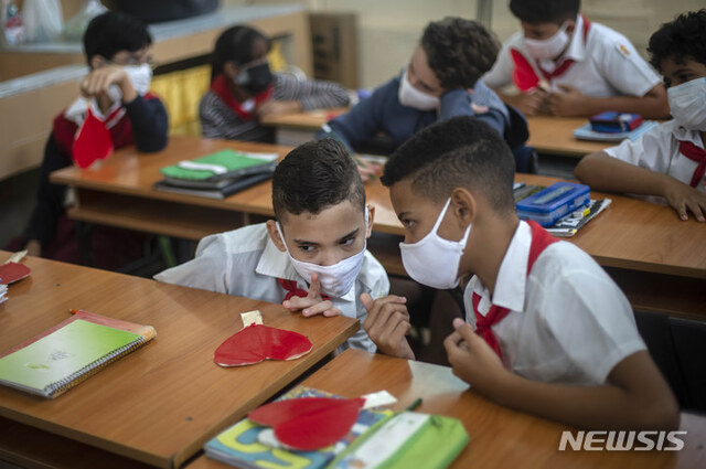 [아바나=AP/뉴시스] 8일(현지시간) 쿠바 아바나에서 학교 재개교 첫날, 마스크를 쓴 학생들이 수업하고 있다.  쿠바 정부가 오는 15일로 예정된 코로나19 봉쇄 완전 해제를 앞두고 아이들을 학교로 다시 돌아가게 하는 것이 우선순위 중 하나라고 밝혔다.