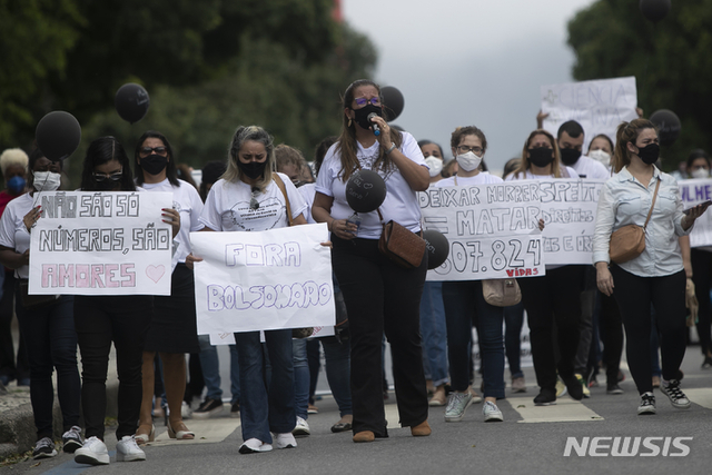 [리우데자네이루=AP/뉴시스] 2일(현지시간) 브라질 리우데자네이루에서 정부의 코로나19 부실 대응에 항의하는 반정부 시위가 열려 이 시위를 주최한 '코로나19 과부' 모임 회원들이 각종 손팻말을 들고 행진하고 있다.