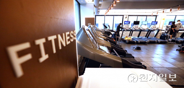 [천지일보=남승우 기자] ‘단계적 일상회복(위드 코로나)’ 1단계 시행 첫날인 1일 오후 서울 시내의 한 헬스장의 모습.위드 코로나 1단계에서는 유흥시설, 노래연습장, 목욕장, 실내체육시설 등 고위험 시설에는 백신 접종 증명이나 코로나19 음성 결과를 확인하는 '방역패스'가 적용된다. 방역패스 없이 시설을 이용하다 적발되면 감염병예방법에 따라 이용자는10만원씩, 관리·운영자는 1차 위반 땐 과태료 150만원과 영업정지 10일, 2차 이상 위반 땐 300만원과 20일, 3차에는 3개월의 영업정지와 4차때는 영업장 폐쇄 명령까지 가능하다. 방역당국은 혼란을 막기 위해 7일 간 계도기간을 두고, 헬스장 등 실내체육시설은 이용권 환불 등을 감안해 14일 간 계도기간을 둔다.  ⓒ천지일보 2021.11.1