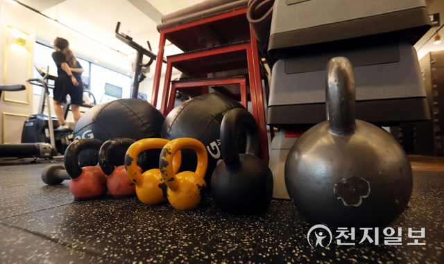 [천지일보=남승우 기자] ‘단계적 일상회복(위드 코로나)’ 1단계 시행 첫날인 1일 오후 서울 시내의 한 헬스장에서 이용객이 운동을 하고 있다.위드 코로나 1단계에서는 유흥시설, 노래연습장, 목욕장, 실내체육시설 등 고위험 시설에는 백신 접종 증명이나 코로나19 음성 결과를 확인하는 '방역패스'가 적용된다. 방역패스 없이 시설을 이용하다 적발되면 감염병예방법에 따라 이용자는10만원씩, 관리·운영자는 1차 위반 땐 과태료 150만원과 영업정지 10일, 2차 이상 위반 땐 300만원과 20일, 3차에는 3개월의 영업정지와 4차때는 영업장 폐쇄 명령까지 가능하다. 방역당국은 혼란을 막기 위해 7일 간 계도기간을 두고, 헬스장 등 실내체육시설은 이용권 환불 등을 감안해 14일 간 계도기간을 둔다. ⓒ천지일보 2021.11.1