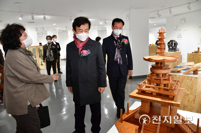 조규일 진주시장(가운데)과 이상영 시의회 의장(오른쪽)이 9일 경남문화예술회관 제1전시실에서 열린 ‘2021년 진주공예인 축제 한마당’ 개막식에 참여해 공예인들의 작품을 둘러보고 있다. (제공: 진주시) ⓒ천지일보 2021.11.9
