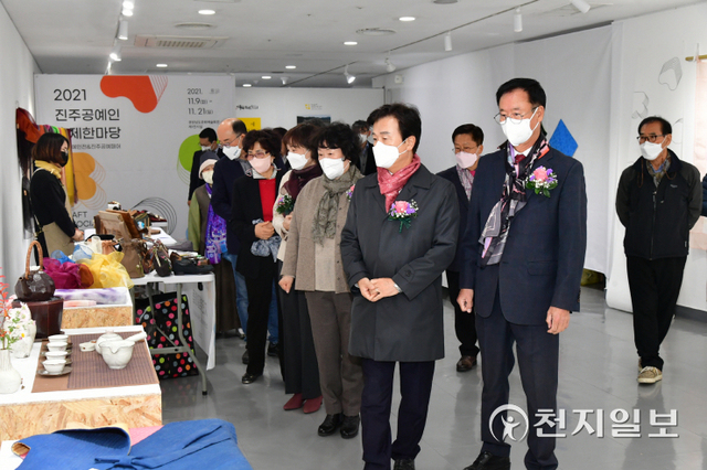 조규일 진주시장과 이상영 시의회 의장을 비롯한 관계자들이 9일 경남문화예술회관 제1전시실에서 열린 ‘2021년 진주공예인 축제 한마당’ 개막식에 참여해 작품을 둘러보고 있다. (제공: 진주시) ⓒ천지일보 2021.11.9