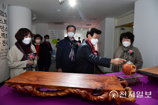조규일 진주시장과 이상영 시의회 의장을 비롯한 관계자들이 9일 경남문화예술회관 제1전시실에서 열린 ‘2021년 진주공예인 축제 한마당’ 개막식에 참여해 작품을 둘러보고 있다. (제공: 진주시) ⓒ천지일보 2021.11.9