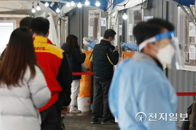 [천지일보=남승우 기자] 신종 코로나바이러스 감염증(코로나19) 신규 확진자가 2425명으로 집계된 10일 오전 서울역 광장에 마련된 임시 선별검사소에서 시민들이 코로나19 검사를 받고 있다. ⓒ천지일보 2021.11.10