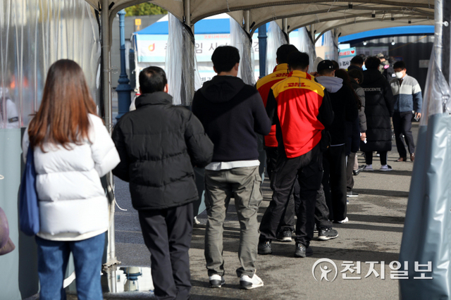 [천지일보=남승우 기자] 신종 코로나바이러스 감염증(코로나19) 신규 확진자가 2425명으로 집계된 10일 오전 서울역 광장에 마련된 임시 선별검사소에서 시민들이 코로나19 검사를 받기 위해 기다리고 있다. ⓒ천지일보 2021.11.10