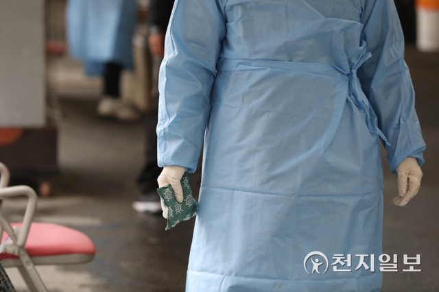 [천지일보=남승우 기자] 쌀쌀한 초겨울 날씨를 보인 10일 오전 서울역 광장에 마련된 임시 선별검사소에서 의료진이 손난로를 쥔 채 검사를 안내하고 있다. 방역당국에 따르면 이날 0시 기준 신종 코로나바이러스 감염증(코로나19) 신규 확진자는 2425명으로 집계됐다. ⓒ천지일보 2021.11.10