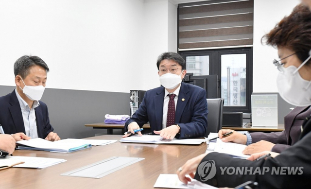 (서울=연합뉴스) 이억원 기획재정부 차관이 10일 정부서울청사에서 열린 '요소수 범부처 합동 대응 일일상황점검회의'를 주재하고 있다. 2021.11.10