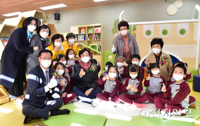 10일 조규일 진주시장과 이상영 시의회 의장을 비롯한 관계자들이 월아산 숲속 어린이도서관 개관식과 우드랜드 주차장 준공식에 참석해 아이들과 사진을 찍고 있다. (제공: 진주시) ⓒ천지일보 2021.11.10