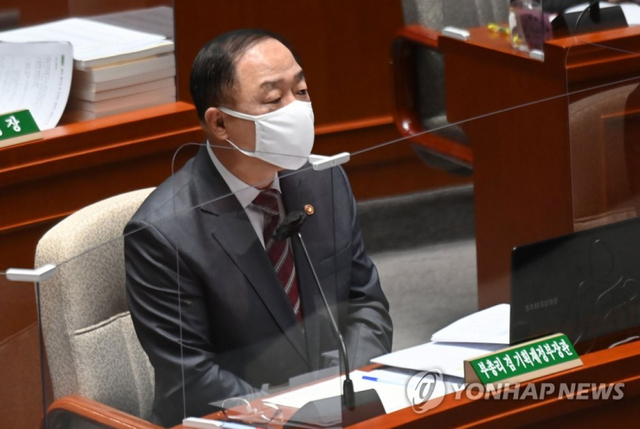 (서울=연합뉴스) 하사헌 기자 = 홍남기 부총리 겸 기획재정부 장관이 10일 서울 여의도 국회에서 열린 예산결산특별위원회 전체회의에서 의원 질의에 답변하고 있다.