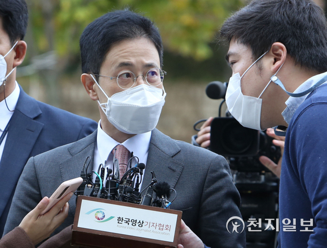 [천지일보=남승우 기자] 이른바 ‘고발 사주 의혹’의 핵심 인물인 손준성 대구고검 인권보호관이 26일 오전 서울 서초구 서울중앙지방법원에서 열린 구속 전 피의자 심문(영장실질심사)에 출석하며 취재진의 질문에 답하고 있다. ⓒ천지일보 2021.10.26