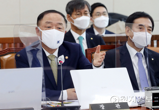 천지일보=박준성 기자] 홍남기 경제부총리 겸 기획재정부 장관이 21일 서울 여의도 국회에서 열린 기획재정위원회의 기획재정부·한국은행 등에 대한 종합국정감사에서 의원 질의에 답하고 있다. (공동취재사진) ⓒ천지일보 2021.10.21
