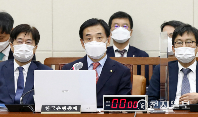 [천지일보=박준성 기자] 이주열 한국은행 총재가 15일 서울 여의도 국회에서 열린 기획재정위원회의 한국은행에 대한 국정감사에서 의원들의 질의에 답하고 있다. (공동취재사진) ⓒ천지일보 2021.10.15