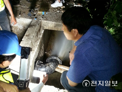 상수관로 작업 모습. (제공: 남해군) ⓒ천지일보 2021.11.11