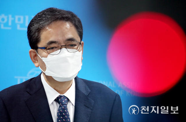 [천지일보=박준성 기자] 국민의힘을 탈당한 곽상도 무소속 의원이 2일 오전 서울 여의도 국회 소통관에서 국회의원직을 사퇴하는 기자회견을 마친 뒤 취재진의 질문에 답하고 있다. 곽 의원은 아들이 화천대유자산관리에서 50억원의 퇴직금을 받은 사실이 알려져 국민의힘 안팎에서 의원직 사퇴 압력을 받아왔다. ⓒ천지일보 2021.10.2