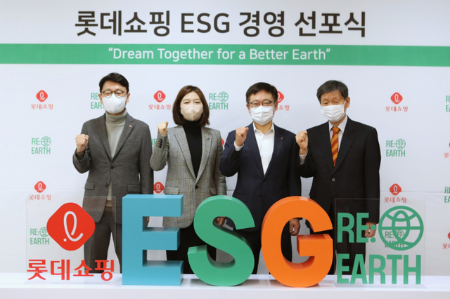 11일 서울 중구 소공동 롯데쇼핑에서 열린 ESG 경영 선포식에 참석한 참석자들이 기념촬영을 하고 있다. 왼쪽부터 황범석 롯데백화점 대표이사, 전미영 ESG 위원회 이사, 강희태 롯데쇼핑 대표이사 부회장, 이재원 ESG 위원회 이사. (제공: 롯데쇼핑) ⓒ천지일보 2021.11.11