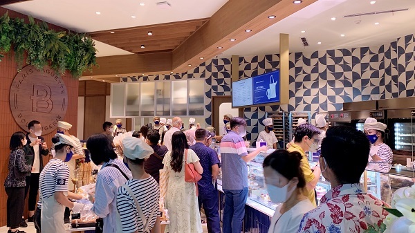 11일 인도네시아 자카르타에 문을 연 파리바게뜨 ‘아쉬타몰점’에서 고객들이 제품을 고르고 있다. (제공: SPC그룹)