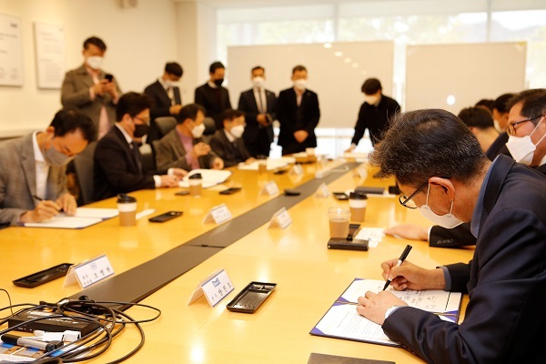 환경부·매일유업 등 식음료업체·종이팩 생산업체·친환경 쇼핑몰 운영업체 등이 만나 종이팩 회수 활성화를 위한 업무협약식을 체결하고 협약서에 서명하고 있다. (제공: 매일유업)