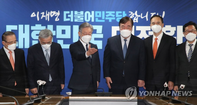 더불어민주당 이재명 대선 후보(왼쪽세번째)가 11일 오후 서울 여의도 당사에서 싱하이밍 주한중국대사(왼쪽네번째)에게 자리를 권하고 있다. (출처: 연합뉴스)