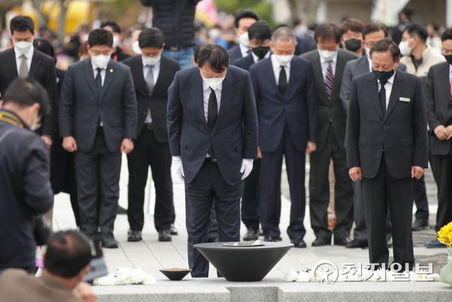 [천지일보=박준성 기자] 국민의힘 윤석열 대선후보가 11일 오후 경남 김해시 봉하마을을 찾아 고(故) 노무현 전 대통령 묘소에 참배하고 있다. ⓒ천지일보 2021.11.11