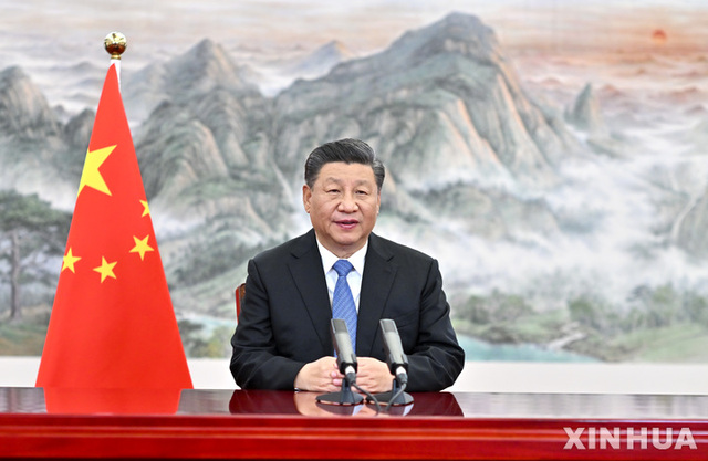 시진핑(習近平)  중국 국가주석이 4일 상하이 국가회의전람센터(NECC)에서 개최된 제4회 중국국제수입박람회(CIIE) 개막식 화상연설을 하고 있다. (출처: 뉴시스)
