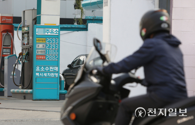 [천지일보=남승우 기자] 정부가 유류세 인하 정책을 발표한 26일 오후 서울역 인근 한 주유소의 모습. 정부와 더불어민주당은 이날 국회에서 ‘물가 대책 관련 당정협의’를 열고 내달 12일부터 휘발유 등에 부과되는 유류세 20% 인하, 액화천연가스(LNG) 수입 시 0% 할당관세 적용 등의 내용이 담신 물가 안정 대책을 확정했다. ⓒ천지일보 2021.10.26