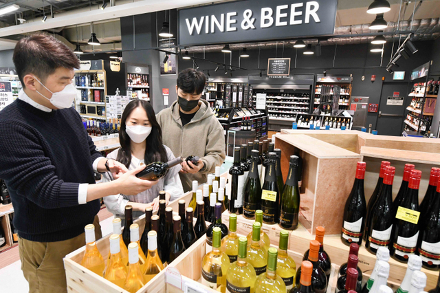 12일 서울 등촌동 소재 홈플러스 강서점에서 소병남 홈플러스 차주류팀 와인 바이어가 고객에게 와인장터 행사 상품을 소개하고 있다. (제공: 홈플러스) ⓒ천지일보 2021.11.12