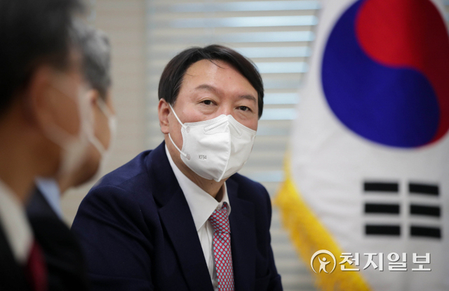 [천지일보=박준성 기자] 국민의힘 윤석열 대선후보가 12일 서울 영등포구 국민의힘 당사에서 존 오소프 미 상원의원, 대니얼 크리튼브링크 미 국무부 동아시아·태평양 차관보를 접견하고 있다. ⓒ천지일보 2021.11.12