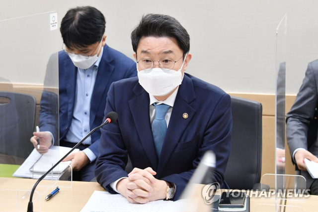 (서울=연합뉴스) 이억원 기획재정부 차관이 12일 서울 광화문 정부중앙청사에서 '제5차 요소수 수급 관련 범부처 합동 대응 회의'를 주재하고 있다.