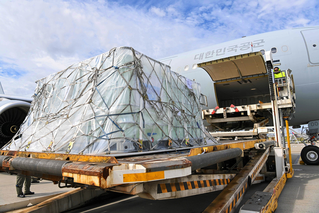 11일 오전(현지시각) 호주 브리즈번 공항에서 관계자들이 호주에서 공수한 요소수를 공군 다목적 공증급유 수송기 KC-330에 탑재하고 있다. (출처: 뉴시스)