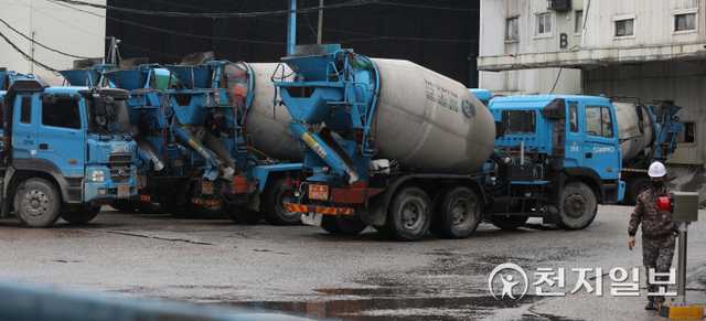 [천지일보=남승우 기자] 요소수 품귀 현상이 이어지고 있는 9일 오후 서울 시내의 한 레미콘 공장에 레미콘 차량들이 주차돼 있다.석탄에서 추출한 요소로 구성되는 요소수는 건설현장에서 레미콘, 지게차, 크레인, 굴삭기, 롤러 등 중장비에 사용된다. 최근 중국이 요소수 원료인 요소의 수출 제한 조치를 시행하며 공급난이 수개월 지속될 것이라는 전망이 나온다. ⓒ천지일보 2021.11.9